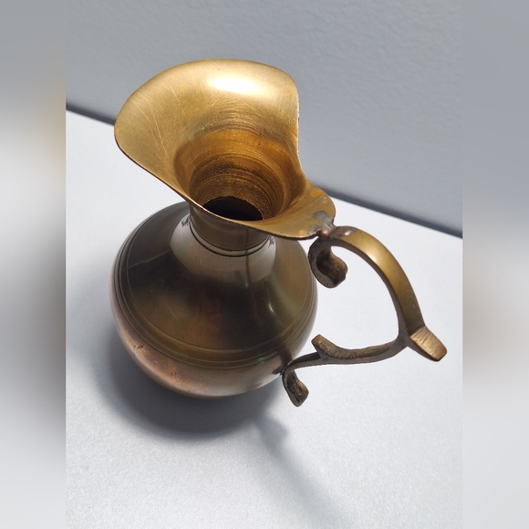 Vintage small brass pitcher made in India - Picture 8 of 16